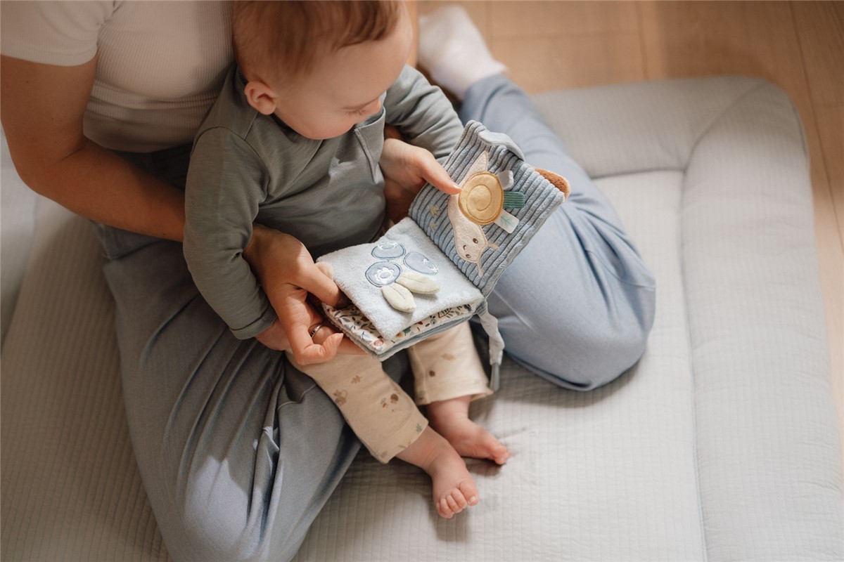 LIBRITO BLANDO ACTIVIDADES ANILLA FORES LITTLE DUTCH - Imagen 4