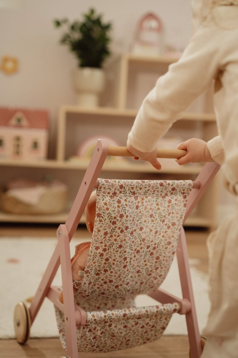 SILLA/CARRITO DE MADERA ROSA PARA MUÑECAS - Imagen 5